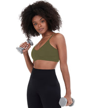 Załaduj obraz do przeglądarki galerii, Model Front: Alto Giro Fitness Haut Top Sem Costura Essential Verde Kalamata
