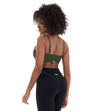 Załaduj obraz do przeglądarki galerii, Model Back: Alto Giro Fitness Haut Top Sem Costura Essential Verde Kalamata
