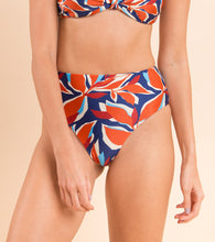 Załaduj obraz do przeglądarki galerii, Bottom Leaves Hotpants
