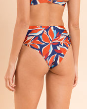 Załaduj obraz do przeglądarki galerii, Bottom Leaves Hotpants
