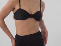Załaduj i odtwarzaj film w przeglądarce Gallery, Video: Rio De Sol Jupe De Page Black Mini Skirt Ruched
