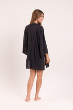 Załaduj obraz do przeglądarki galerii, Model Back: Rio De Sol Vêtement De Plage Black Kimono
