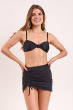 Załaduj obraz do przeglądarki galerii, Model Front: Rio De Sol Jupe De Page Black Mini Skirt Ruched

