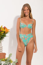 Załaduj obraz do przeglądarki galerii, Model Front: Rio De Sol Bas Bottom Botanic Hotpant-Cos
