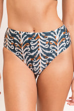 Załaduj obraz do przeglądarki galerii, Gallery: Rio De Sol Bas Bottom Ikat Hotpants
