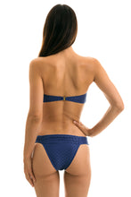 Załaduj obraz do przeglądarki galerii, Model Back: Rio De Sol Bas Bottom Kiwanda Denim Band Comfort

