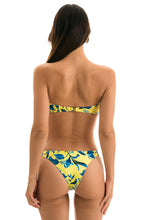 Załaduj obraz do przeglądarki galerii, Model Back: Rio De Sol Bas Bottom Lemon Flower Bandeau
