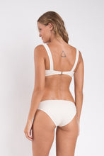 Załaduj obraz do przeglądarki galerii, Model Back: Rio De Sol Bas Bottom Malibu-Natural Essential-Comfy
