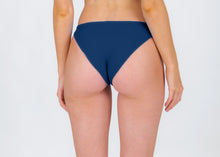 Załaduj obraz do przeglądarki galerii, Model Back: Rio De Sol Bas Bottom Navy Essential-Comfy

