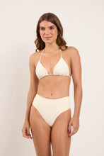 Załaduj obraz do przeglądarki galerii, Model Front: Rio De Sol Bas Bottom Off-White Hotpants
