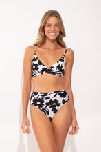 Załaduj obraz do przeglądarki galerii, Model Front: Rio De Sol Bas Bottom Poppy Hotpants
