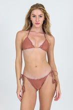 Załaduj obraz do przeglądarki galerii, Model Front: Rio De Sol Bas Bottom Shimmer-Copper Frufru-Comfy
