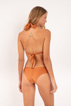Załaduj obraz do przeglądarki galerii, Model Back: Rio De Sol Bas Bottom Shimmer-Nocciola Mel
