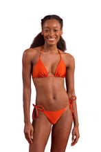 Załaduj obraz do przeglądarki galerii, Model Front: Rio De Sol Bas Bottom Shimmer-Paprica Cheeky-Tie
