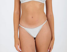 Załaduj obraz do przeglądarki galerii, Model Front: Rio De Sol Bas Bottom Shimmer-White California
