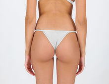 Załaduj obraz do przeglądarki galerii, Model Back: Rio De Sol Bas Bottom Shimmer-White California
