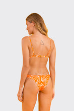 Załaduj obraz do przeglądarki galerii, Model Back: Rio De Sol Bas Bottom Trail-Orange Essential
