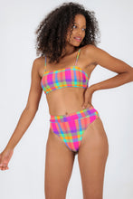 Załaduj obraz do przeglądarki galerii, Model Front: Rio De Sol Bas Bottom Tulip-Garden Hotpant-Cos
