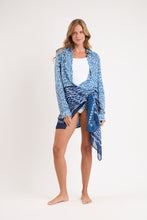 Załaduj obraz do przeglądarki galerii, Model Front: Rio De Sol Pareo Chuva Canga
