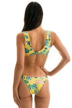 Załaduj obraz do przeglądarki galerii, Model Back: Rio De Sol Ensemble Florescer Highleg
