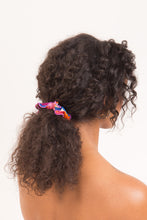 Załaduj obraz do przeglądarki galerii, Model Front: Rio De Sol Chouchou Funny Scrunchie
