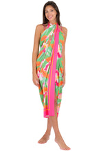 Załaduj obraz do przeglądarki galerii, Model Front: Rio De Sol Pareo Green Bloom Canga

