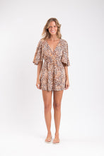 Załaduj obraz do przeglądarki galerii, Model Front: Rio De Sol Mini Dress Leopard Mini Dress
