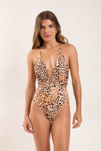 Załaduj obraz do przeglądarki galerii, Model Front: Rio De Sol Une Pièce Leopard New Vegas

