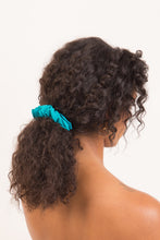 Załaduj obraz do przeglądarki galerii, Model Front: Rio De Sol Chouchou Malibu-Atol Scrunchie
