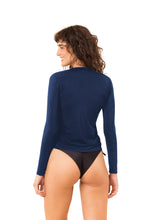 Załaduj obraz do przeglądarki galerii, Model Back: Rio De Sol Haut Navy Rash-Guard
