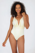 Załaduj obraz do przeglądarki galerii, Model Front: Rio De Sol Une Pièce Off-White Marina
