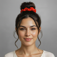 Załaduj obraz do przeglądarki galerii, Model Front: Rio De Sol Chouchou Rouge Scrunchie

