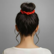 Załaduj obraz do przeglądarki galerii, Model Back: Rio De Sol Chouchou Rouge Scrunchie
