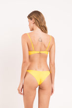 Załaduj obraz do przeglądarki galerii, Model Back: Rio De Sol Ensemble Set Amarelo Bandeau-Crispy Cheeky-Crispy
