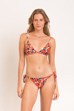 Załaduj obraz do przeglądarki galerii, Model Front: Rio De Sol Ensemble Set Amore-Red Tri-Fixo Ibiza-Comfy
