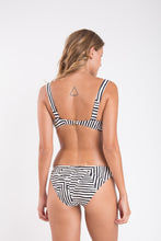 Załaduj obraz do przeglądarki galerii, Model Back: Rio De Sol Ensemble Set Collage Amelia Essential-Comfy
