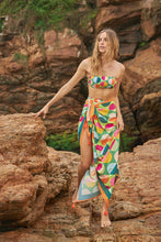 Załaduj obraz do przeglądarki galerii, Image 11: Rio De Sol Ensemble Set Garden-City Bandeau-Reto Hotpant-Cos
