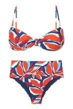 Załaduj obraz do przeglądarki galerii, Product Front: Rio De Sol Ensemble Set Leaves Bandeau-Joy Hotpants
