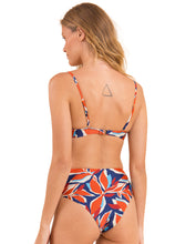 Załaduj obraz do przeglądarki galerii, Image 07: Rio De Sol Ensemble Set Leaves Bandeau-Joy Hotpants

