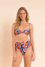 Załaduj obraz do przeglądarki galerii, Image 10: Rio De Sol Ensemble Set Leaves Bandeau-Joy Hotpants
