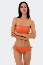 Załaduj obraz do przeglądarki galerii, Model Front: Rio De Sol Ensemble Set Light-Peach Bandeau-Reto Madrid
