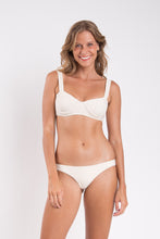 Załaduj obraz do przeglądarki galerii, Model Front: Rio De Sol Ensemble Set Malibu-Natural Amelia Essential

