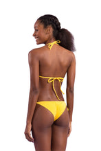 Załaduj obraz do przeglądarki galerii, Model Back: Rio De Sol Ensemble Set Malibu-Yellow Tri-Inv Cheeky-Tie
