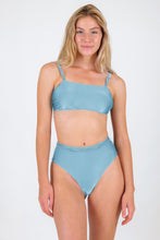 Załaduj obraz do przeglądarki galerii, Model Front: Rio De Sol Ensemble Set Mirante Bandeau-Reto Hotpants
