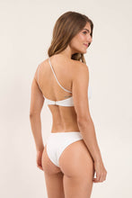 Załaduj obraz do przeglądarki galerii, Model Back: Rio De Sol Ensemble Set Sand-White Kora Leblon
