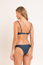 Załaduj obraz do przeglądarki galerii, Model Back: Rio De Sol Ensemble Set Shark Bandeau-Joy Essential
