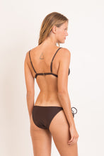 Załaduj obraz do przeglądarki galerii, Model Back: Rio De Sol Ensemble Set Shimmer-Coffee Tri-Fixo Ibiza-Comfy
