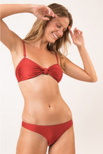 Załaduj obraz do przeglądarki galerii, Image 02: Rio De Sol Ensemble Set Shimmer-Liquor Bandeau-Joy Essential
