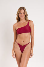Załaduj obraz do przeglądarki galerii, Model Front: Rio De Sol Ensemble Set Touch-Carmim Isadora Gigi
