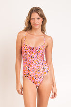 Załaduj obraz do przeglądarki galerii, Model Front: Rio De Sol Une Pièce Sweet-Camo Julia
